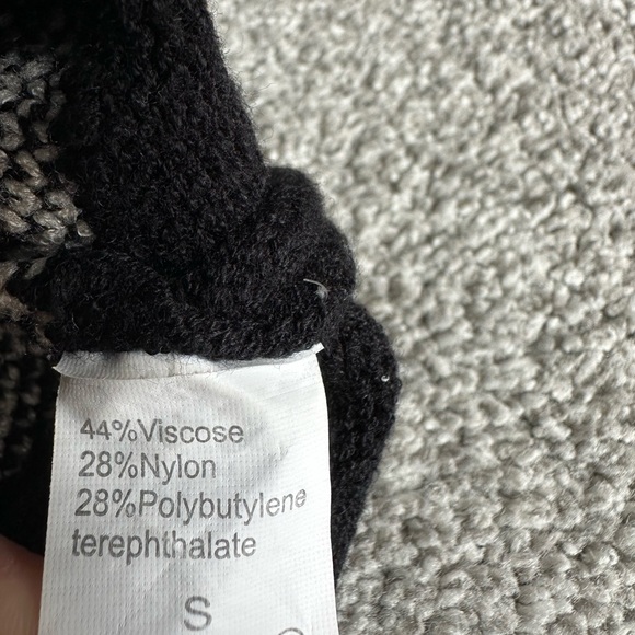 Women’s sweater size small - Picture 7 of 7